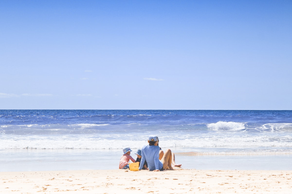 Gezin geniet op het strand tijdens vakantie