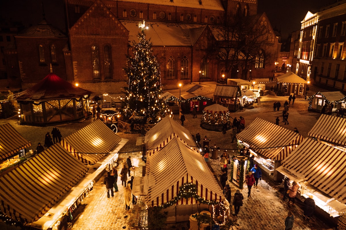 Verlicht dorp in de avond in de kerstperiode